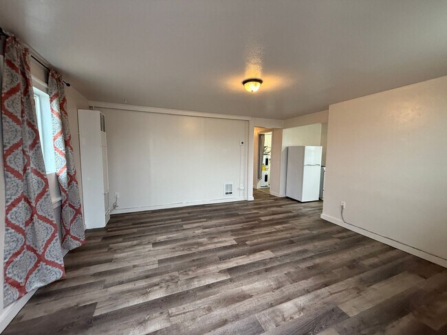 Building Photo - 1071