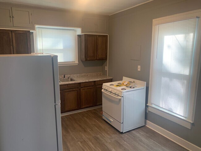 Building Photo - 3 Bed 1 Bath Home