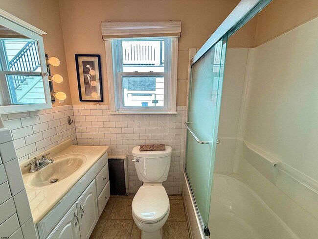 Building Photo - 207 N Thurlow Ave