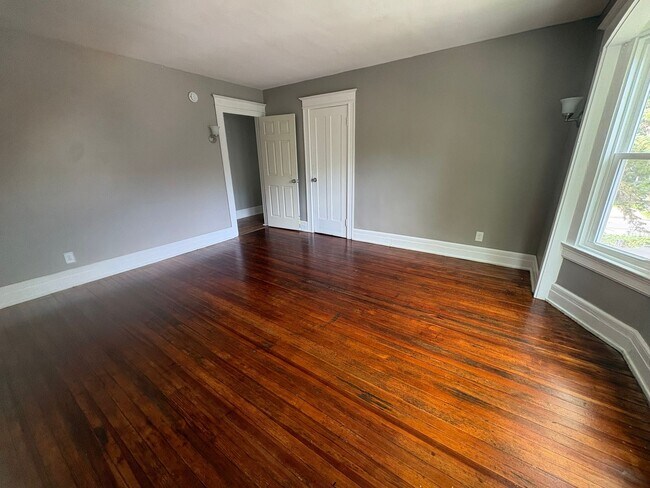 Building Photo - Charming Three Bedroom Townhouse!