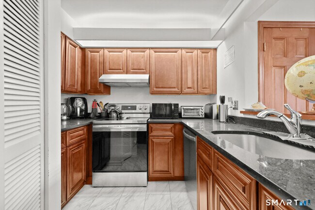 Building Photo - 1465 E Putnam Ave