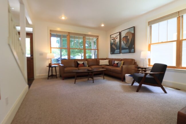 Building Photo - Fully Furnished home in Sisters Oregon