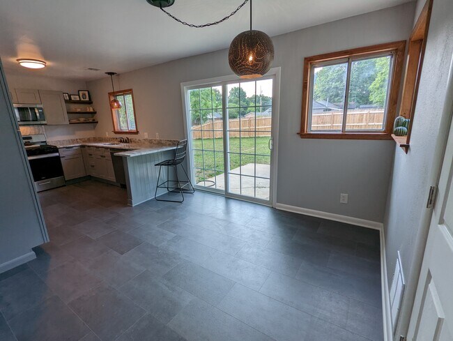 Building Photo - 2008 E Huntsville Rd