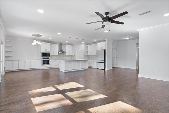 Building Photo - 590 Las Roblas Grande Dr