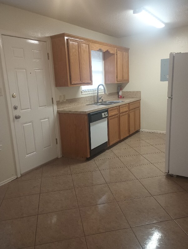 Building Photo - 915 Lexington Cir