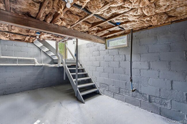 Building Photo - 452 Montauk Hwy