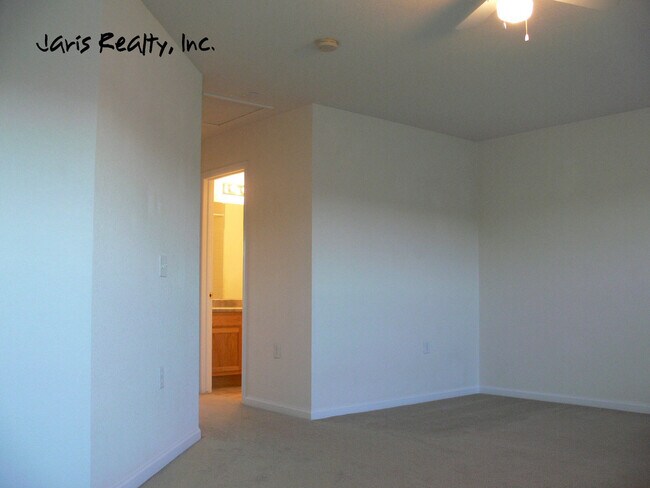 Building Photo - Fabulous Dual-Suite Red Hawk Town-home w/G...