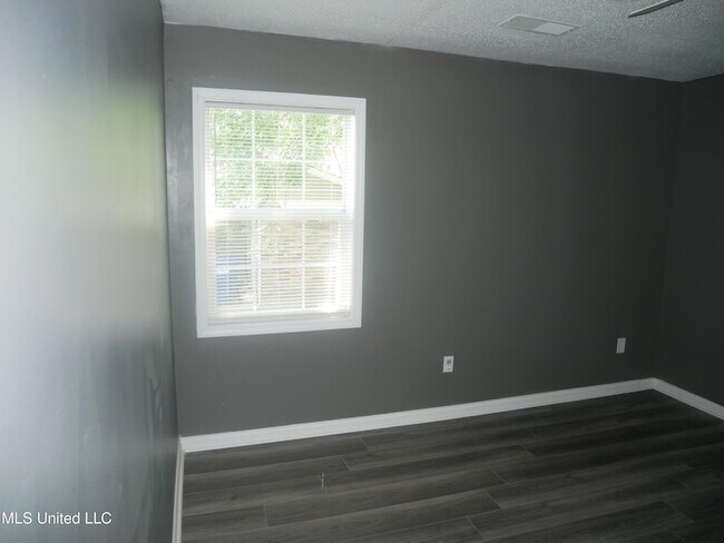 Building Photo - 5149 Gray Dr