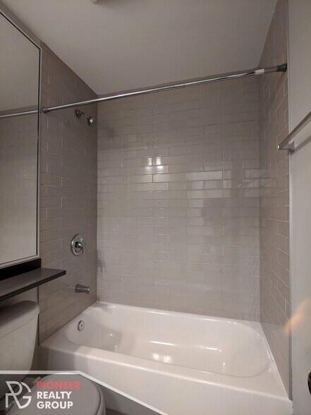 Building Photo - 542 W Surf St