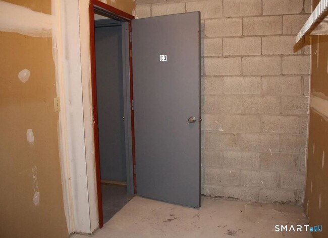 Building Photo - 8 Oakwood Ave