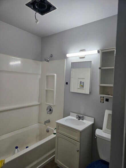 Full Bath - 4625 W Parkland Ave