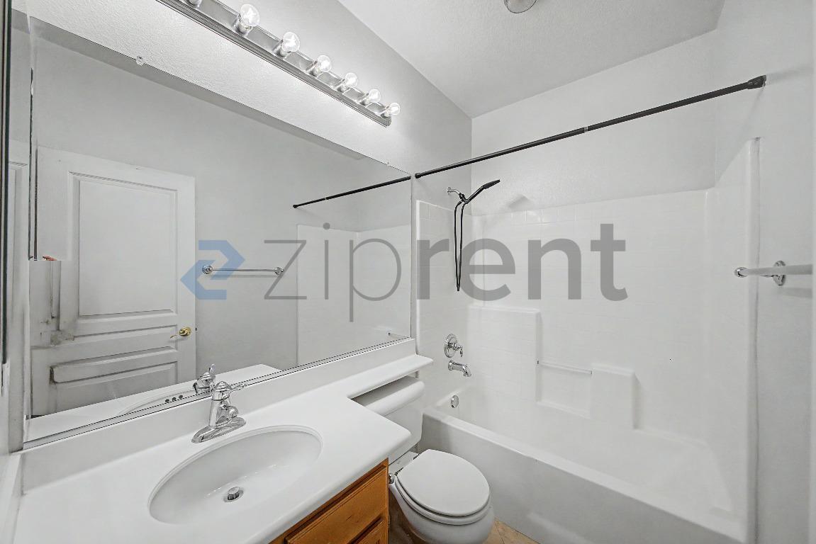 Building Photo - Unit 2