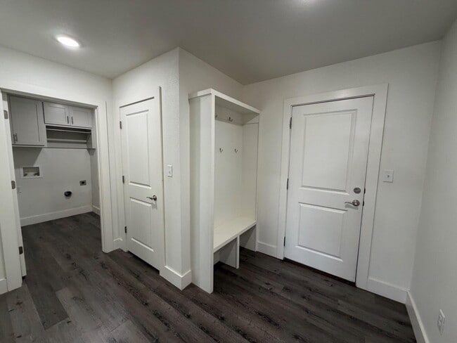 Building Photo - 405 Ranger St