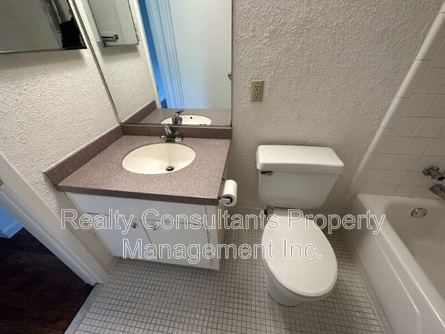 Building Photo - 3830 Country Club Rd