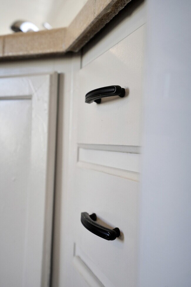 Building Photo - Modern Furnished 2 Bed/2 Bath Home • Laundry • Internet Included