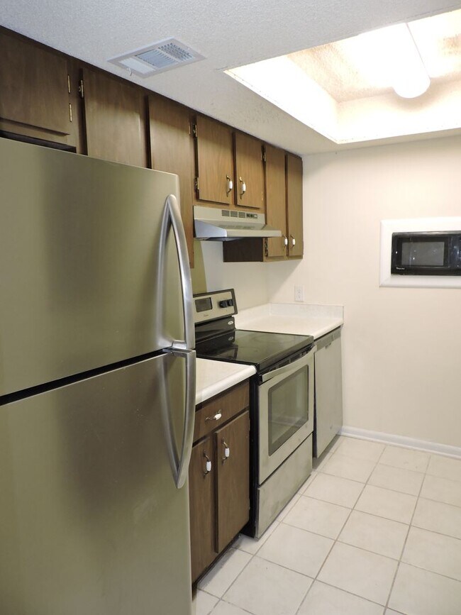 Building Photo - Convenient westside location!