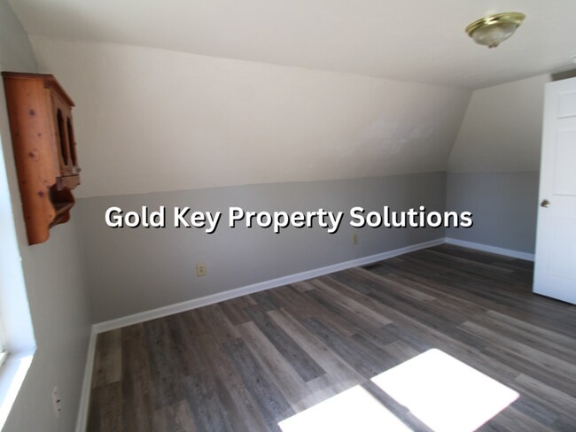Building Photo - 2-Story 3 BR 1 BA House with Dining Room SECTION 8 APPROVED