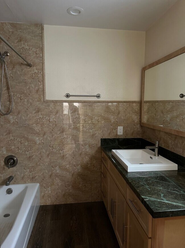 Building Photo - One Bedroom Steps From The Beach