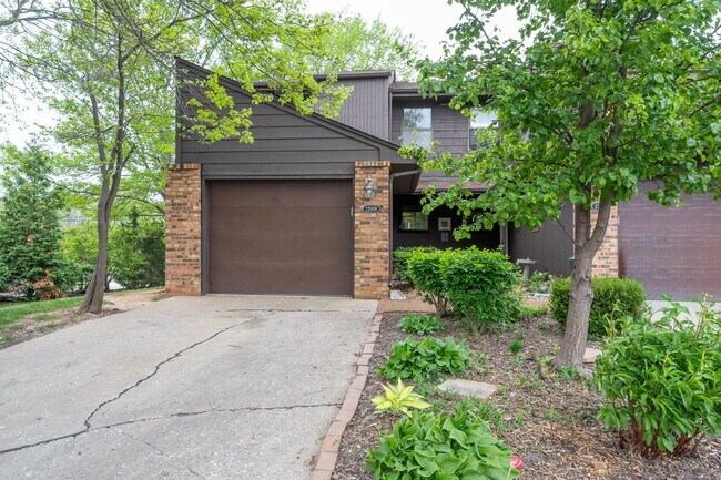 Building Photo - 2200 Bushnell Dr