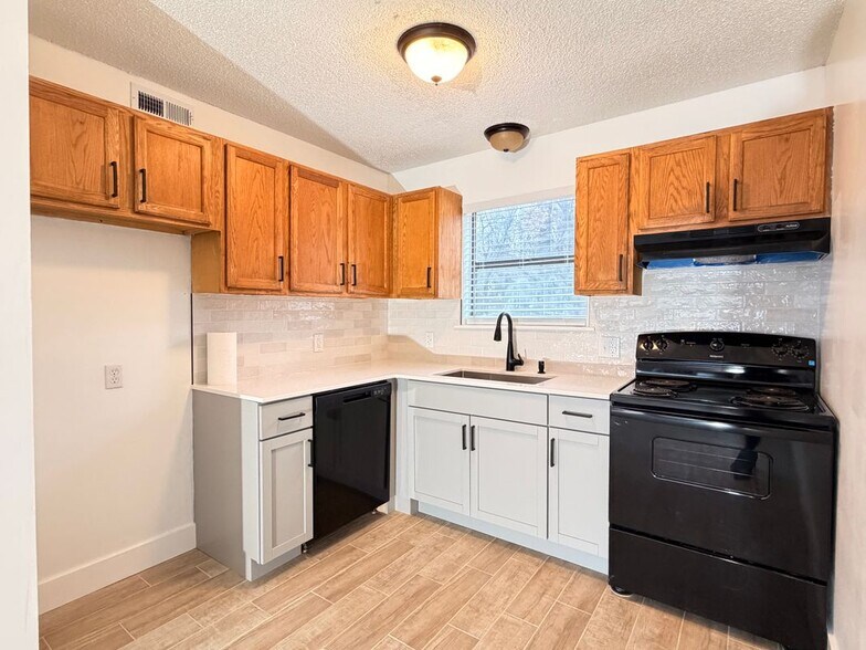 Building Photo - 531 N Betty Jo Dr