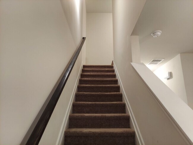 Building Photo - Stunning Townhome with Modern Finishes & Resort-Style Amenities – Available July 1!
