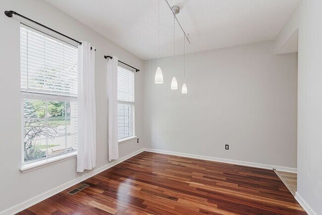 Building Photo - Stunning 4-Bed, 3.5-Bath Home in Sought-Af...