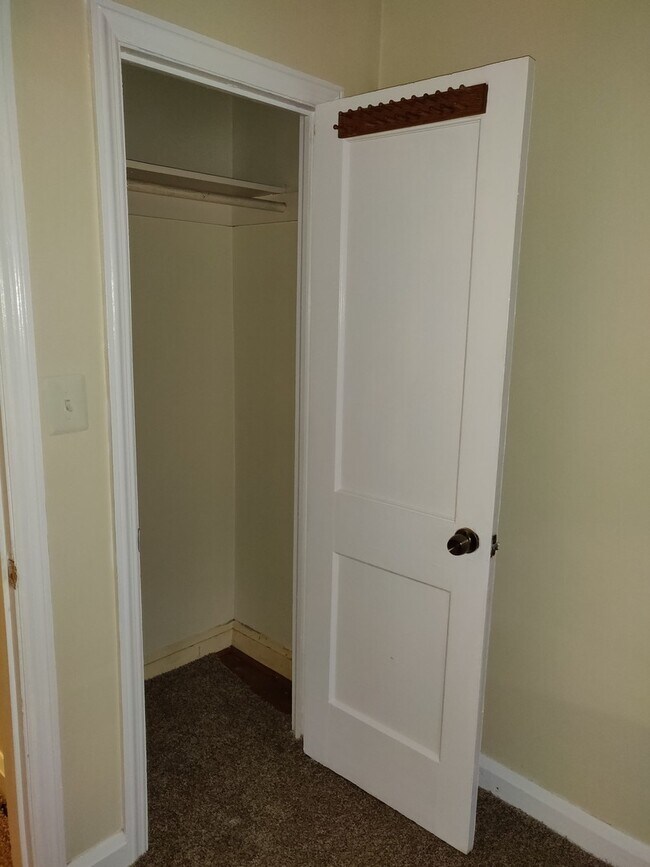Building Photo - Charming 3 Bedroom/1.5 Bathroom Townhome in Cameron Village, MD!