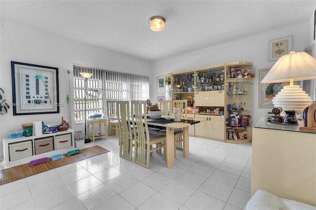 Building Photo - 9200 W Bay Harbor Dr