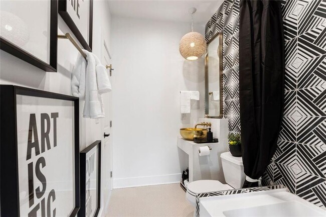 Building Photo - 724 Charles Allen Dr NE