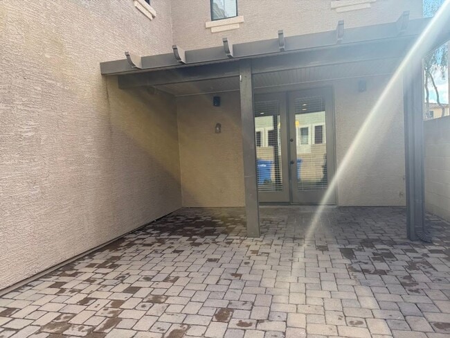 Building Photo - Gated Phoenix Gem with Community Pool and Spacious Kitchen