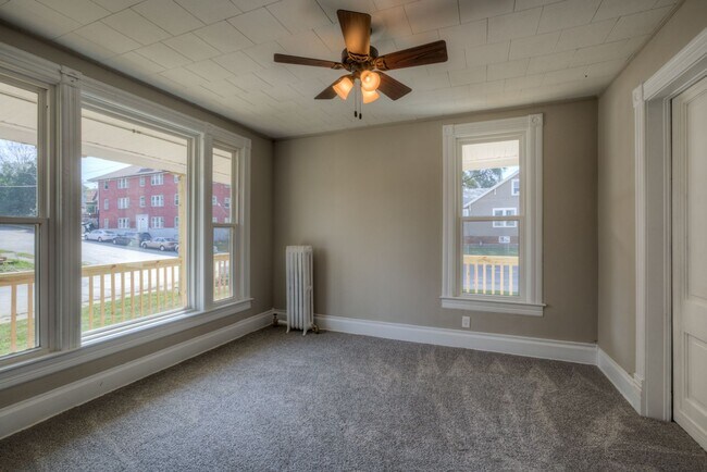Building Photo - 5 Bedroom 2.5 Bath Midtown Home