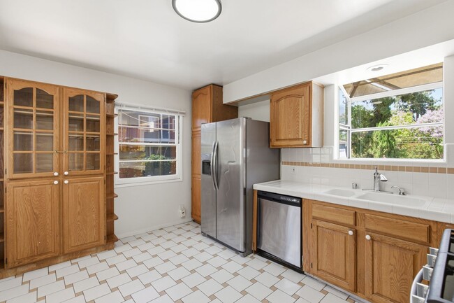 Building Photo - 12334 Moorpark St