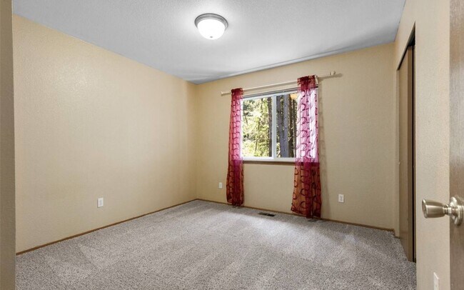 Building Photo - 4831 Beverly Dr NE