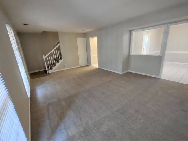 Building Photo - Beautiful Duplex Home Located in the Stone...