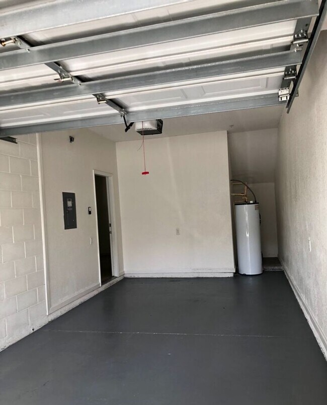 Building Photo - Fabulous 3/2.5 Townhouse located in The Vistas at Stonebridge Commons