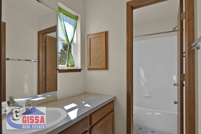 Building Photo - Beautiful home with views of Pikes Peak!