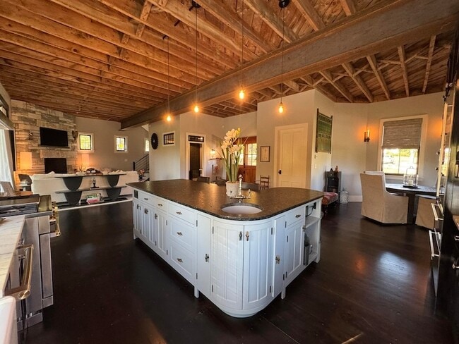 Building Photo - 57 Taconic Rd
