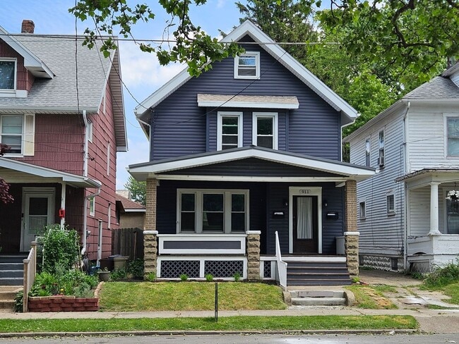 Building Photo - Second Floor 2 BED/1 BATH Apartment