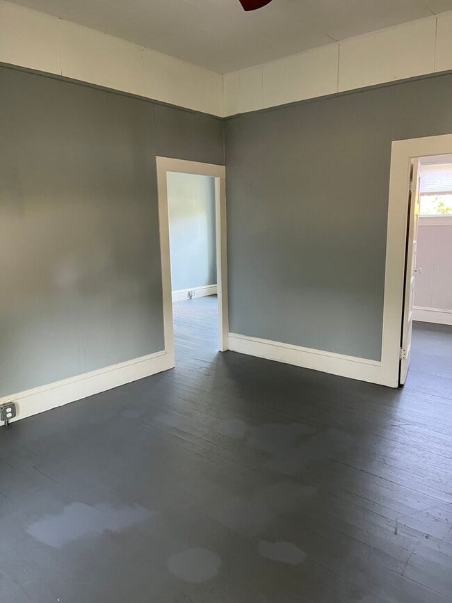 Building Photo - Cute and clean 2 Bedroom 1 Bathroom home in the heart of Roseburg.