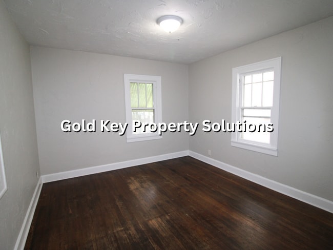 Building Photo - Adorable 2 BR 1 BA House with Garage and C...