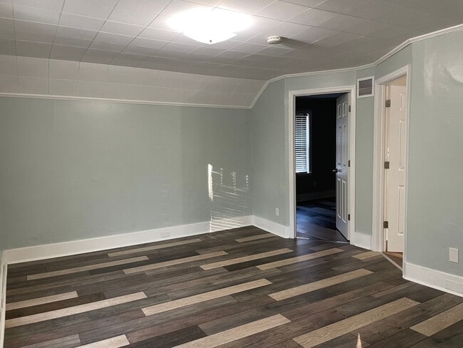 Building Photo - Lovely 4 Bedroom John Ball Park