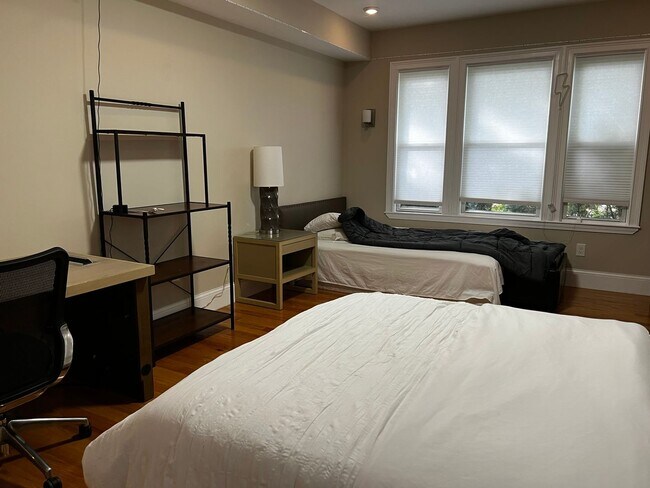 Building Photo - Massive Brighton 8 Bed / 9 Bath House in the 1700 block of Comm Ave!!!! Students Welcome. Avail 9...