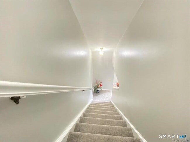 Building Photo - 19 Somers St