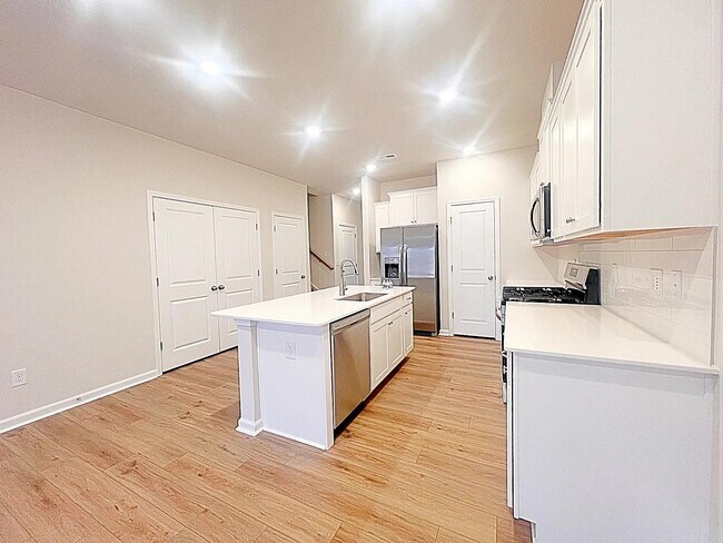 Building Photo - 5 Vine House Dr