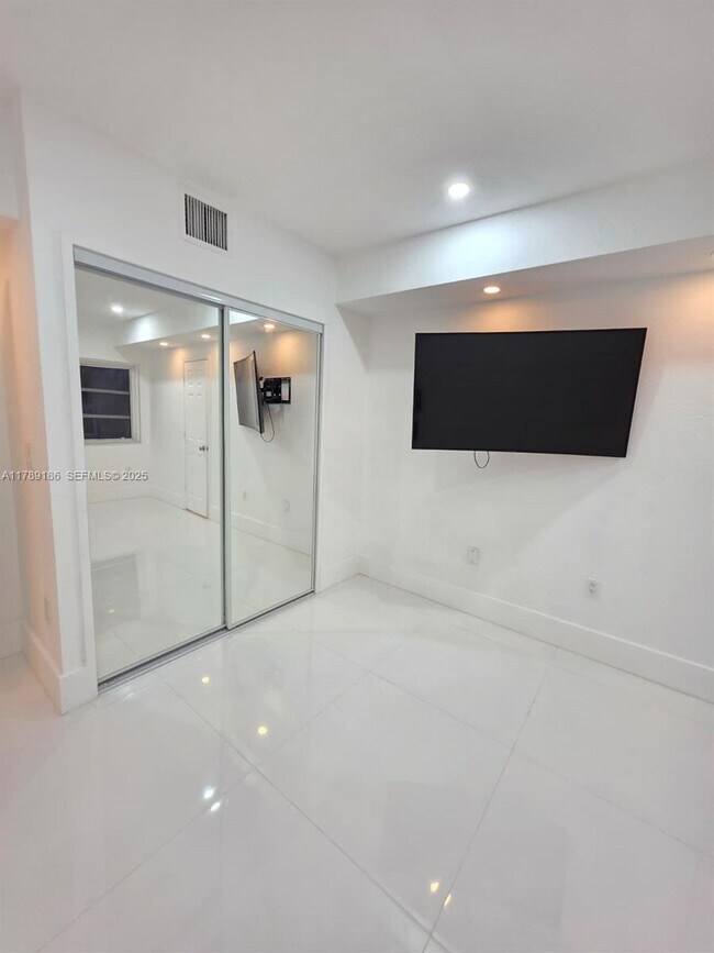 Building Photo - 760 Euclid Ave