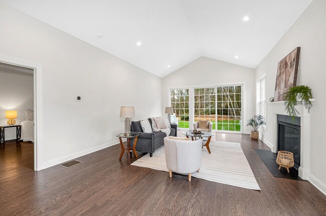 Building Photo - 12 Hope Ln