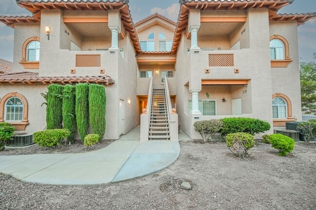 Building Photo - Gated Community townhome, with private garage