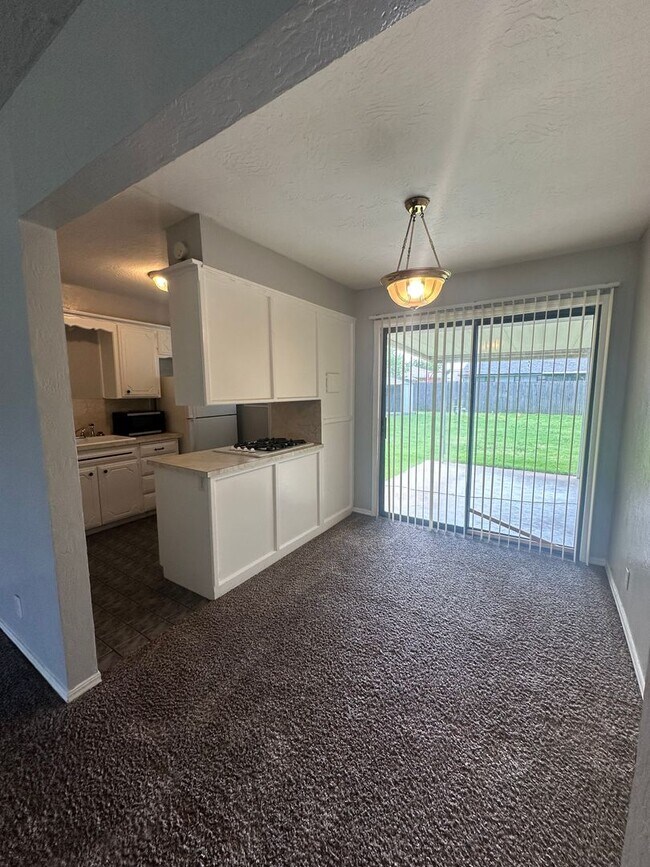 Building Photo - 4844 Woodview Dr