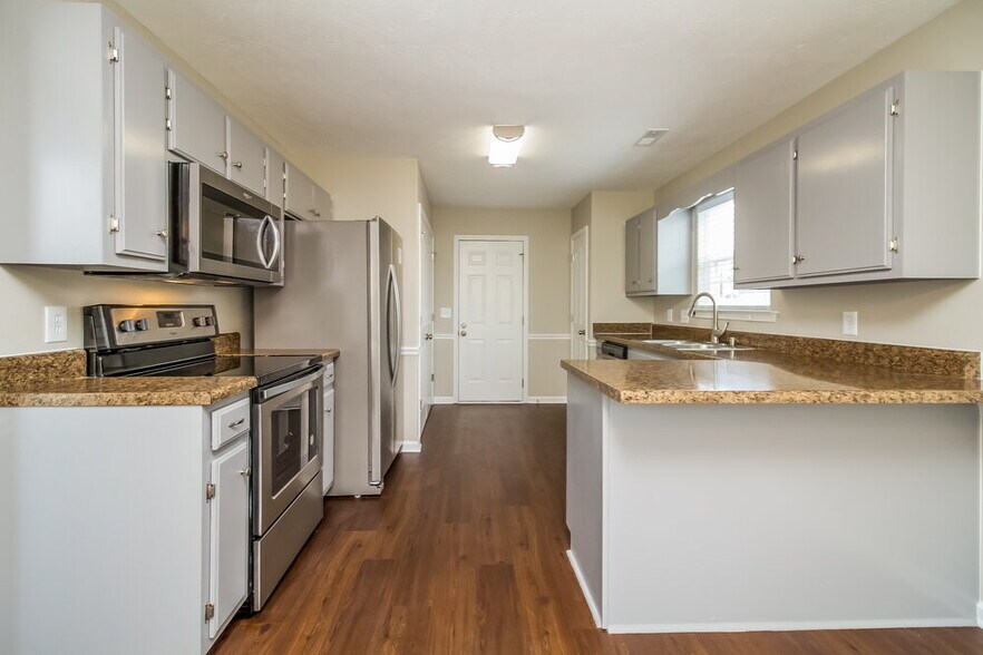 Building Photo - 2115 Montgomery Ln