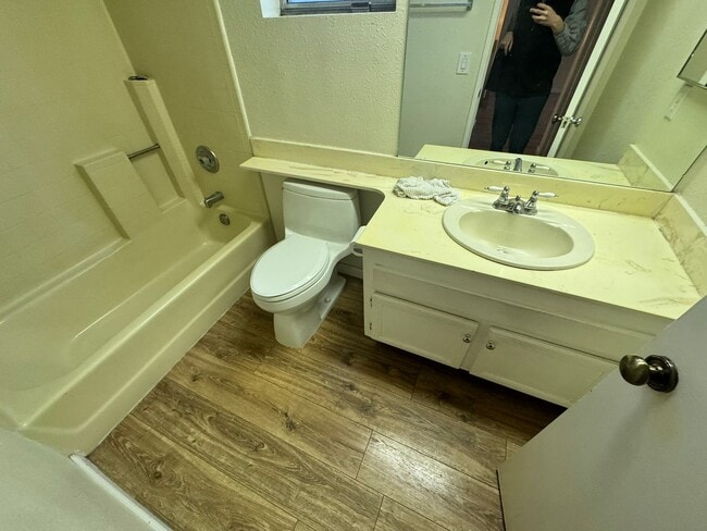 Building Photo - Elegant 4-Bed, 3-Bath Two-Story Home with Spacious Backyard and Private Downstairs Suite